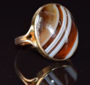 A 9ct gold ring set with an agate cabochon, 7.8g, size O