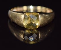 A 9ct gold ring set with quartz, 2.7g, size N