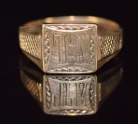 A 9ct gold signet ring with engraved decoration, 3.9g, size Q