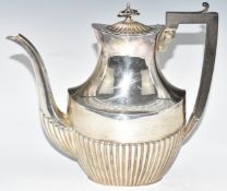 Edward VII hallmarked silver hot water jug with reeded decoration, Sheffield 1902, maker P