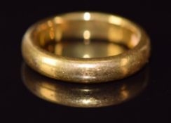 A 22ct gold wedding band / ring, 8.9g, size N