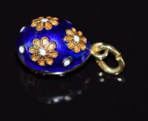 A 14ct gold egg pendant with floral decoration set with blue enamel, 3.5g, 1.4cm