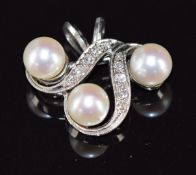 A 14k white gold pendant set with pearls and diamonds, 2.2cm, 4.1g