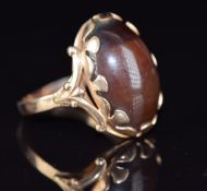 A 14ct rose gold ring set with an agate cabochon, 6.5g, size R