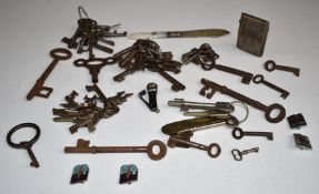 Hallmarked silver vesta, hallmarked silver and mother of pearl butter knife, 1960s Butlins badge for