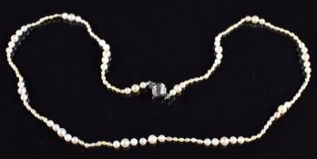 A single strand of pearls and seed pearls, 3.9g, 40cm long