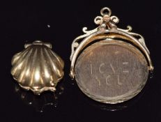 A 9ct gold 'I love you' pendant and a 9ct gold shell charm opening to reveal a faux pearl, 6.6g