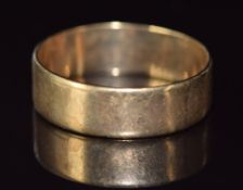 A 9ct gold wedding band / ring, 5.4g, size Z
