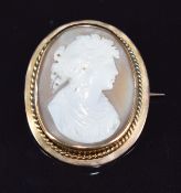 Victorian 9ct gold brooch set with a cameo, 4g. 2 x 2.5cm