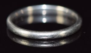 A platinum wedding band / ring, 3.3g, size M