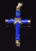 A 9ct gold cross set with lapis lazuli, 3cm, 1.8g