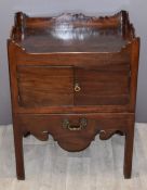 19thC mahogany tray top commode, W59 x D44 x H74cm