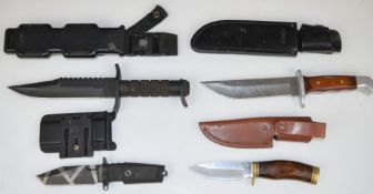 Two Buck hunting knives, comprising Buck 124 with 17cm blade and sheath and Buck 192T with 10.5cm