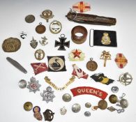 Small collection of badges and buttons including Royal Tank Regiment, Middlesex Regiment, Boys