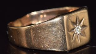A 9ct gold ring set with a diamond in a star setting, 3.6g, size S