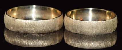 Two matching 9ct gold rings with textured surface, 4.1g, sizes O & U