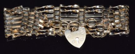 A 9ct gold gate bracelet with heart padlock clasp, 12.9g, 17cm long