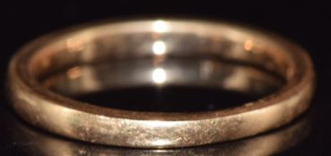 An 18ct gold wedding band / ring, 3g, size M/N
