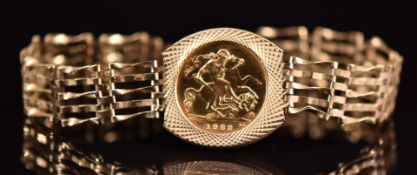 Elizabeth II 1982 gold half sovereign in 9ct gold gate bracelet with heart padlock clasp, 10.8g