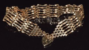 A 9ct gold gate bracelet with heart padlock clasp, 7g, 18cm long