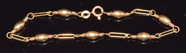 An 18ct gold bracelet made up of oval and elongated links by Uno-A-Erre, 5.6g, 18cm long