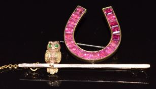 Victorian horseshoe brooch set with paste and four replacement rubies (4.7g, 2 x 2.4cm) and a 9ct