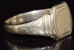 A 9ct gold signet ring, 4.2g, size U
