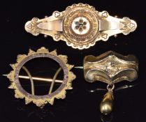Two Edwardian 9ct gold brooches (5.2g) and a yellow metal brooch