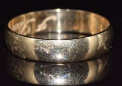 A 9ct gold wedding band / ring, 1.6g, size M