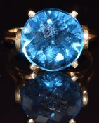 An 18ct gold ring set with a spinel, 5.3g, size P