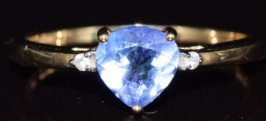 A 9ct gold ring set with a tanzanite and topaz, 2.3g, size S