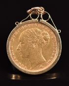 Queen Victoria 1886 gold full sovereign in 9ct gold mount, 9.3g