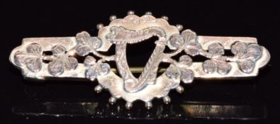 A 9ct gold sweetheart brooch depicting a harp and floral decoration, 2.5g, 4cm