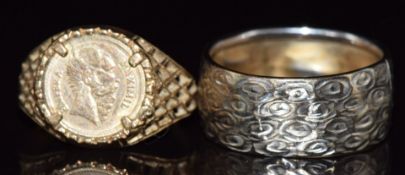 Two 9ct gold rings, 3.8g