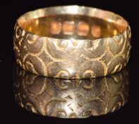 An 18ct gold wedding band / ring with engraved decoration, Birmingham 1912, 5.2g, size N