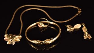 Suite of tri-coloured18ct gold jewellery comprising bangle, necklace, ring and earrings in the