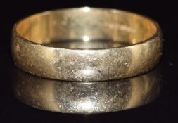 An 18ct gold wedding band / ring, 2.8g, size N