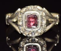 Victorian 9ct gold ring set with a foiled garnet, 1.5g, size L