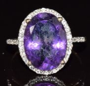 A 9t gold ring set with an amethyst and topaz, 4.1g, size W