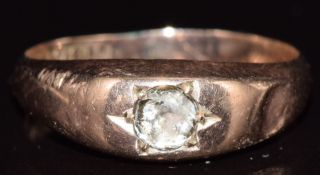 A c1900 9ct gold ring set with paste, 1.2g, size M