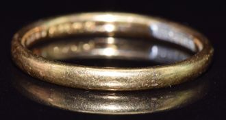 A 22ct gold wedding band / ring, 2.6g, size M