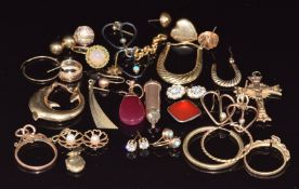 A collection of single 9ct gold/ yellow metal earrings, 17.5g