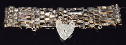 A 9ct gold gate bracelet with heart padlock, 13.8g, 18cm long