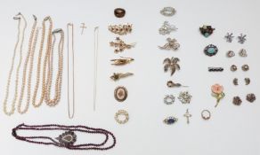 A collection of jewellery including 9ct gold necklace (3.6g), 9ct gold chain (0.5g), beaded garnet