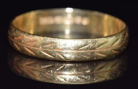 An 18ct gold wedding band / ring with engraved foliate decoration, 3.5g, size W