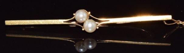 A 15ct gold brooch set with two pearls, 4.5g, 6cm