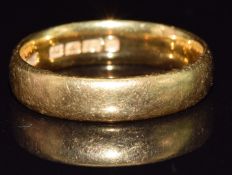 A 22ct gold wedding band / ring, in original box, 6.1g, size O