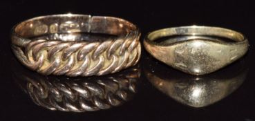 A 9ct gold keeper ring (split) and 9ct gold signet ring, 3.6g