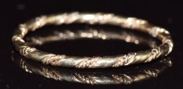 A 9ct gold ring with rope twist decoration, 1g, size P