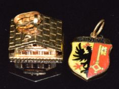 An 18ct gold charm in the form of a chalet with detailed roof and windows opening to reveal two